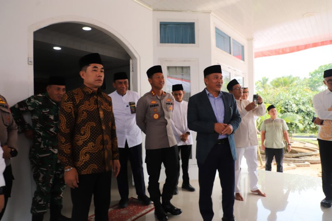 Bupati Lampung Barat Sambut Langsung Kedatangan Ustad Das’at Latif di Rumah Dinas Bupati Lampung Barat Sambut Langsung Kedatangan Ustad Das’at Latif di Rumah Dinas