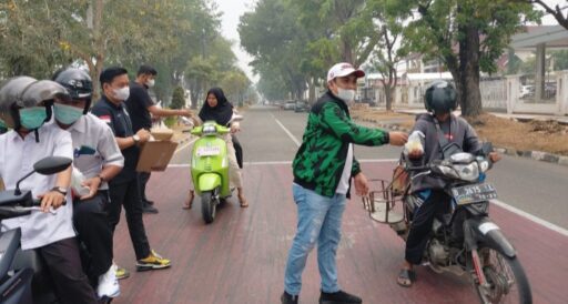 Kabut Asap Jambi Mengganas, PPP Turun ke Jalan Bagikan Ribuan Masker dan Nutrisi Kabut Asap Jambi Mengganas, PPP Turun ke Jalan Bagikan Ribuan Masker dan Nutrisi