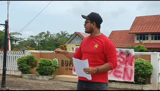 Solo Demo di Depan Kantor Bupati Aceh Singkil, LMND Kirim Petisi ke presiden. Solo Demo di Depan Kantor Bupati Aceh Singkil, LMND Kirim Petisi ke presiden.