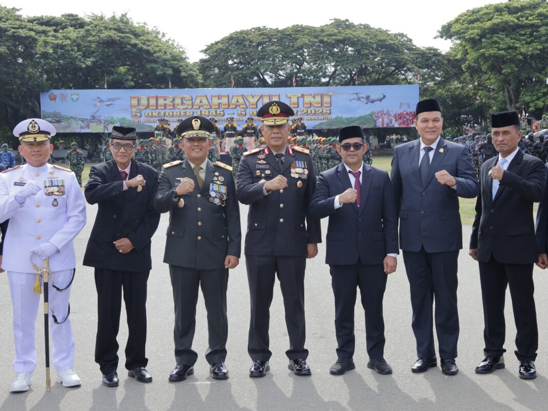 Wakapolda Aceh Hadiri Upacara Peringatan HUT ke-81 TNI, Perkuat Sinergi TNI-Polri Wakapolda Aceh Hadiri Upacara Peringatan HUT ke-81 TNI, Perkuat Sinergi TNI-Polri