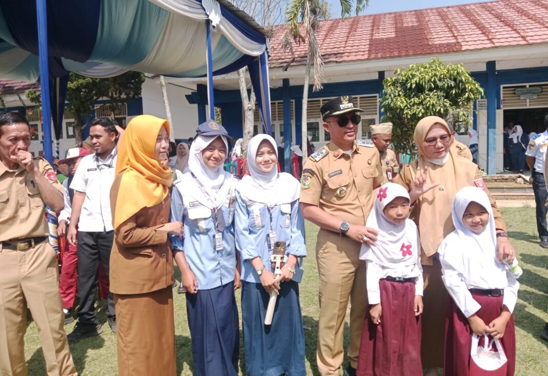 Parosil Mabsus Kembali Salurkan Seragam Gratis, Siswa SMPN 1 Way Tenong Terima Manfaat Parosil Mabsus Kembali Salurkan Seragam Gratis, Siswa SMPN 1 Way Tenong Terima Manfaat