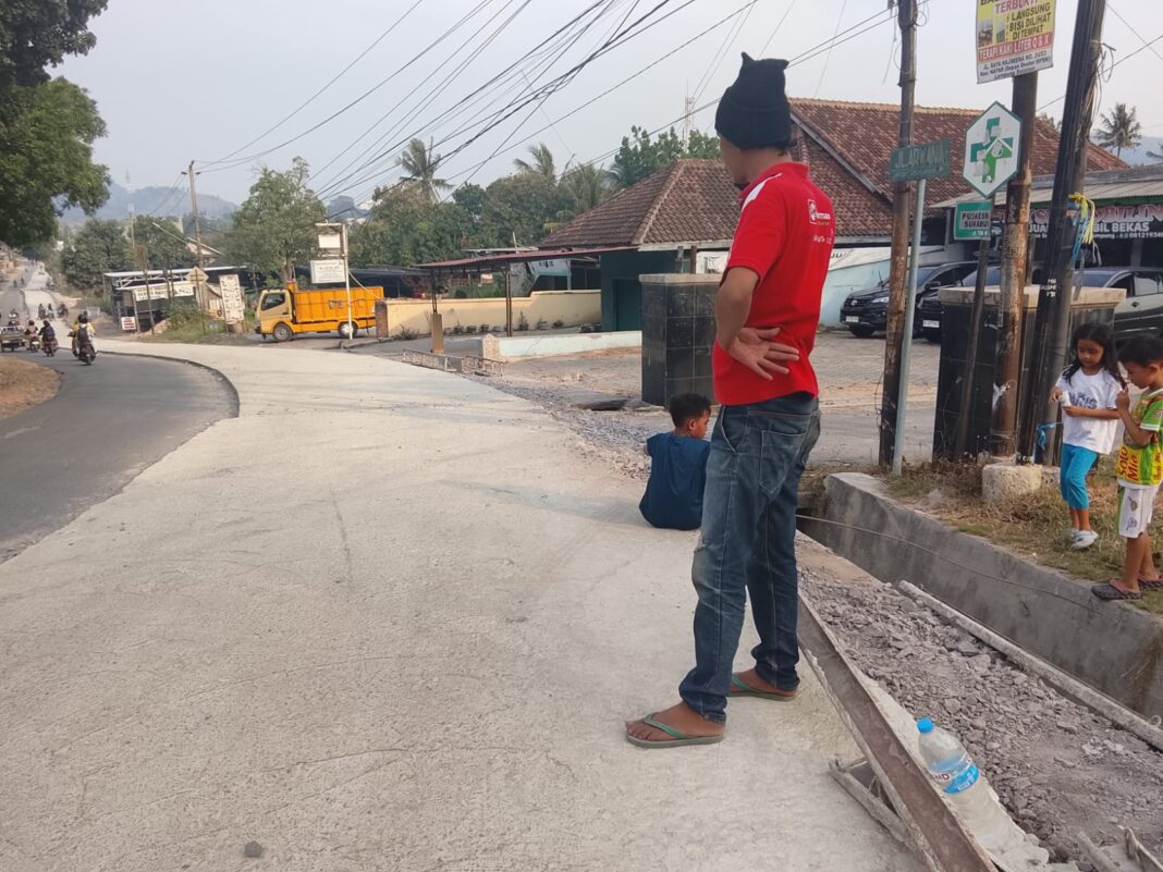 Pembangunan Rabat Beton Jalan Pangeran Tirtayasa Dikeluhkan Warga, Akses Gang Arwana Terganggu Pembangunan Rabat Beton Jalan Pangeran Tirtayasa Dikeluhkan Warga, Akses Gang Arwana Terganggu