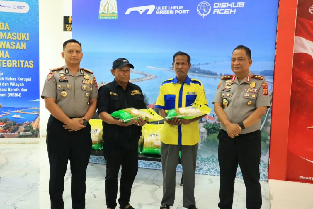 Kapolda Aceh Turun Langsung Temui Masyarakat di Ulee Lheue, Serap Aspirasi dan Perkuat Kamtibmas Kapolda Aceh Turun Langsung Temui Masyarakat di Ulee Lheue, Serap Aspirasi dan Perkuat Kamtibmas